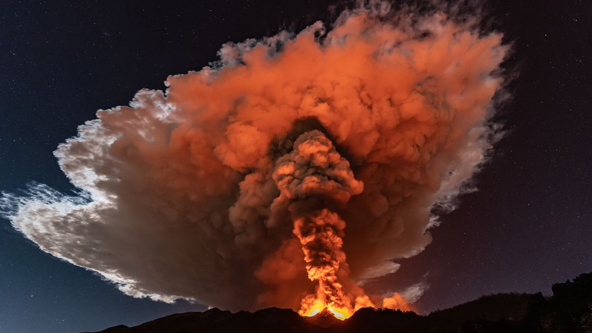 Obrazem: Erupce Etny nabídly úchvatnou show, láva zářila do noci